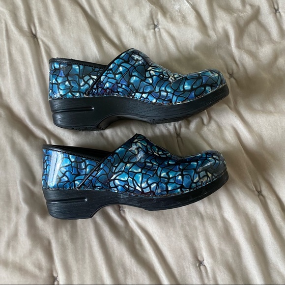 Dansko blue stained glass print leather professional slip on closed back clog 40 - Picture 2 of 14